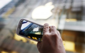 Thoát nạn cấm bán iPhone 4 và iPad 2, Apple bắt Samsung trả giá