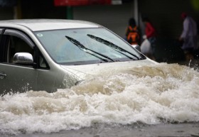 15 lưu ý khi lái xe trong mùa mưa bão