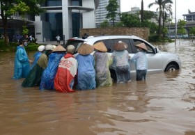 Đẩy ôtô, mò biển số kiếm bộn "mùa lụt"