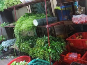 Người Hà Nội hoa mắt vì giá rau, củ, quả