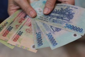 Nhân lực ngân hàng "chân trong chân ngoài" vượt khó