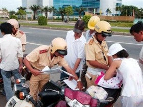 Hủy quy định “phải xin phép mới được ghi hình CSGT”