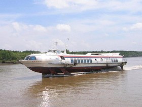 Kiểm tra tàu cao tốc chở khách tại cảng Cái Rồng