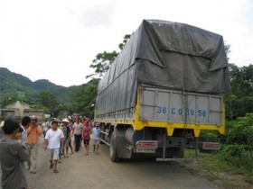Chặn xe vì nghi doanh nghiệp tẩu tán chất độc hại