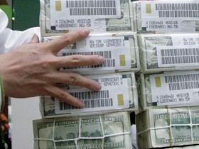 Đắp đê ngăn sóng tiền bẩn