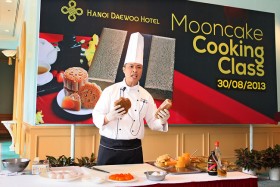 Làm bánh Trung thu cùng "Siêu đầu bếp" Daewoo Hotel