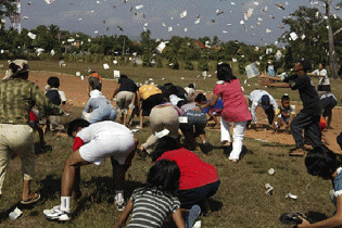 10.000 USD “mưa” xuống thành phố ở Mỹ