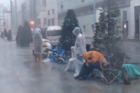 Iphone 5S: "iFan" Nhật xếp hàng bất chấp siêu bão