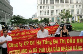 Khách hàng phát loa dọc phố, tố Petroland lừa đảo