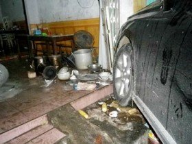 Ăn cháo đêm, bị bỏng vì xe...Lexus