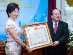 Nguyên đồng Chủ tịch VSIP nhận Huy chương hữu nghị