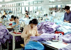 Tăng lương tối thiểu, doanh nghiệp lo vỡ nồi cơm