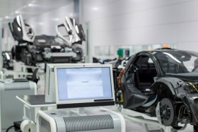 Tận mắt xem dây chuyền lắp ráp siêu xe hybrid McLaren P1