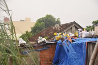 Bão quần thảo dữ dội suốt đêm qua