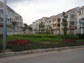 Hà Nội: biệt thự, liền kề ngang giá chung cư