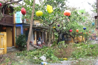 Nhiều vùng bão đi qua bị cô lập, tan hoang
