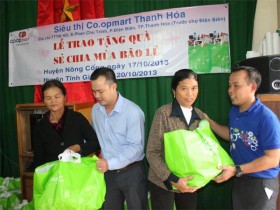 Co.opmart Thanh Hóa trao quà cho người dân vùng lũ