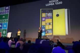Nokia trình làng Lumia 1520 và máy tính bảng đầu tiên