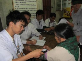 Thực hư việc đem thuốc "hết đát" cứu trợ dân vùng lũ