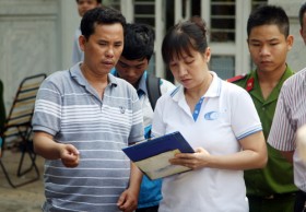 Ảnh tiến hành khám nghiệm hố phun lửa ở TPHCM