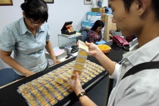 Đứa cháu tham lam trộm vàng, rạch lưng vờ bị cướp