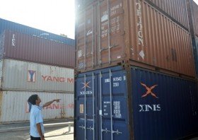 Hàng chục xe sang "ẩn mình" tại cảng