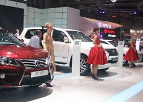 Tây "choáng" dân chơi Việt  tranh mua ôtô 5 tỷ