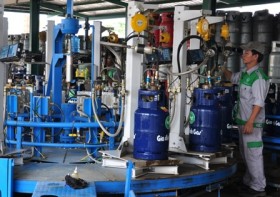 Giá gas lại tăng 18.000 đồng/bình 12kg