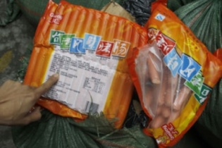 Thu giữ hàng trăm kg xúc xích bốc mùi hôi thối