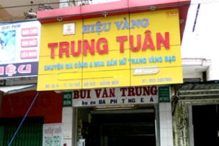 3 anh chị em rủ nhau làm vàng giả đem bán