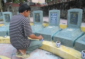 Nhiều mộ liệt sĩ vô danh bị gắn trộm bia vì sao?