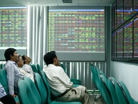 Nhà đầu tư chứng khoán đóng cửa chờ thời