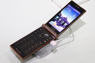 Samsung SCH-W2014: Điện thoại nắp gập hạng sang ra mắt