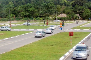 Cấp bằng tràn lan, cơ sở đào tạo lái xe vẫn kêu oan