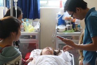 Tạt axit "người trong mộng", 8 người bị thương