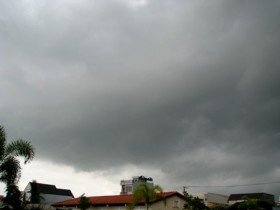 Bão số 13 bất ngờ tấn công Nam Bộ gây mưa lớn