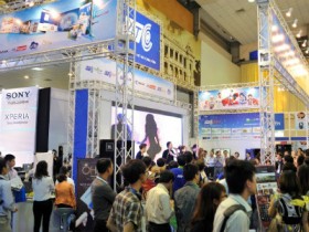 Xem điện thoại 2 tỷ đồng tại Vietnam Telecomp 2013