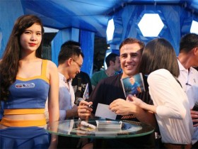 Fan Việt lén hôn Fabio Cannavaro khi xin chữ ký