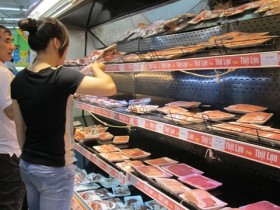 Dân Hà Nội lo bão, nháo nhào vét đồ siêu thị