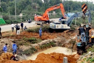 Vỡ ống nước trên Đại lộ Thăng Long khiến 70.000 hộ dân bị ảnh hưởng