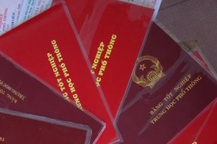 Chủ tịch xã "bay chức" vì xài bằng giả