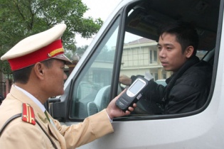 Uống 2 chén rượu từ sáng, trưa "tuýt..." vẫn bị phạt