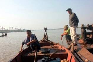 Hình ảnh tìm kiếm xác chị Huyền ngày 4/12