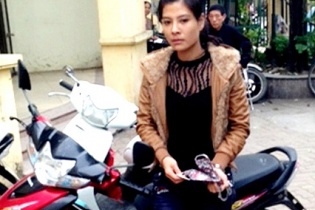 "Gái xinh" 2 lần vào tận UBND phường trộm xe máy