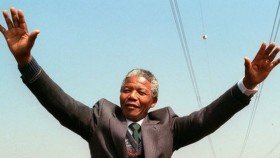 Cựu Tổng thống Nam Phi Nelson Mandela qua đời