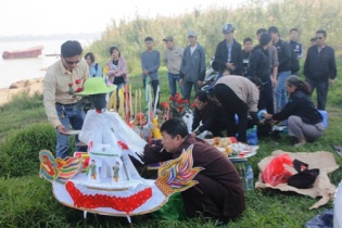 Tìm xác chị Huyền: Nhiều nhà ngoại cảm phán như Thánh sống