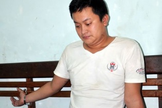 Mải ngắm nữ sinh ngủ tên trộm bị bắt quả tang