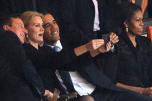 "Hài kịch 3 bên" trong ảnh "tự sướng" của Obama