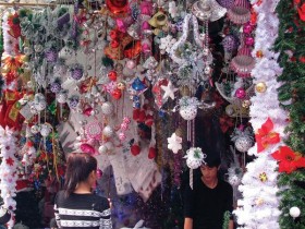 Hàng hóa Noel nóng dần trong tiết lạnh