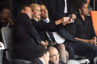 Obama gây "bão" vì đã chụp ảnh tự sướng tại lễ tang